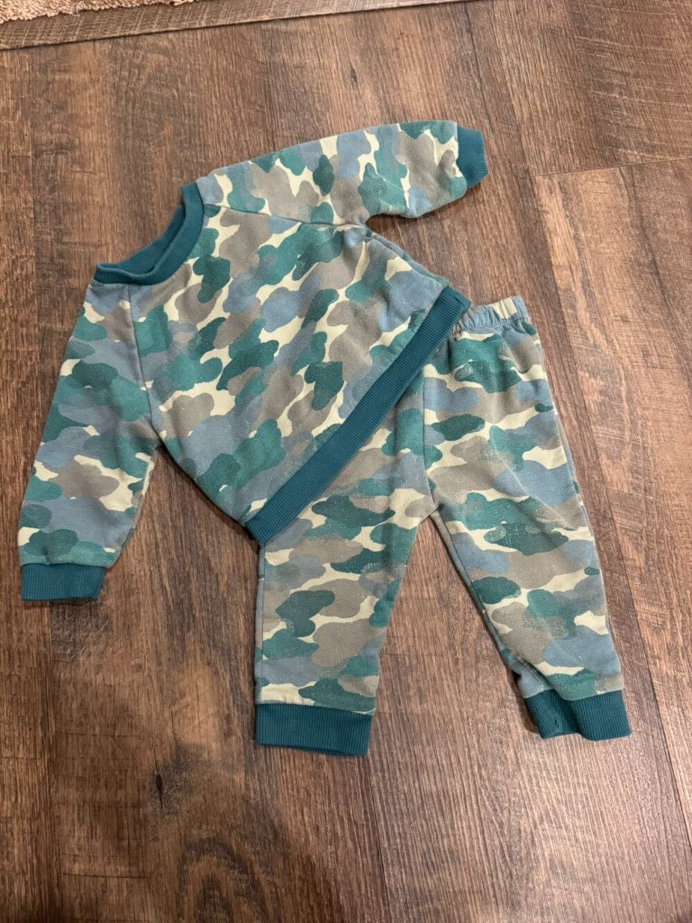 Cat & Jack 2-piece Green Camouflage Sweatpants & Sweatshirt Set - 6-9 Months